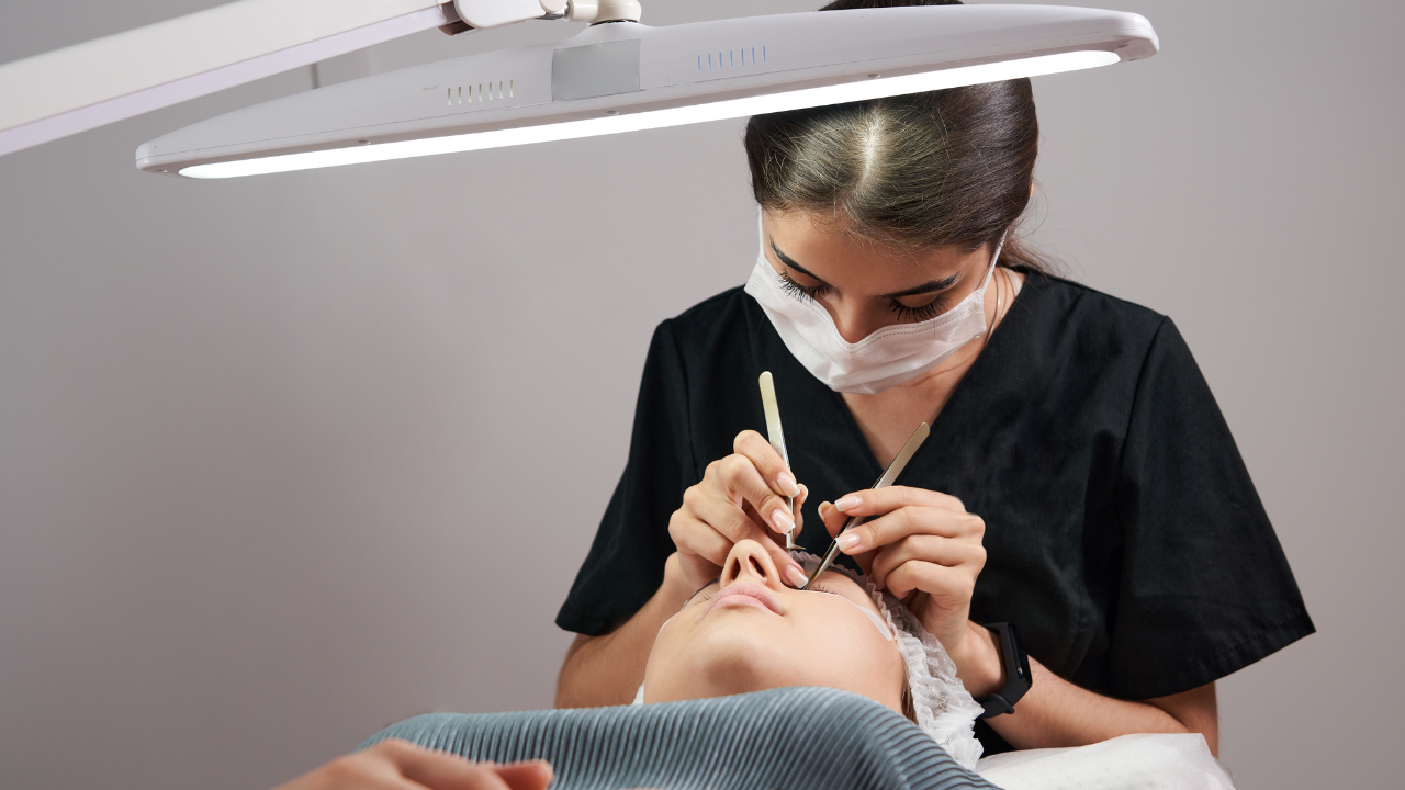 アイリストはいつまで続けられる？】年齢のリアルと長く働くための